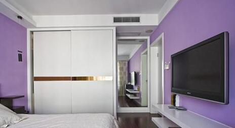 将低风档换成高风档（或自动档），并将温度设定在24度左右